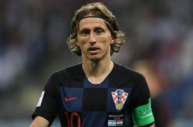 亚马尔父亲比赛中多次挑衅贝蒂斯球迷，最终被安保带走