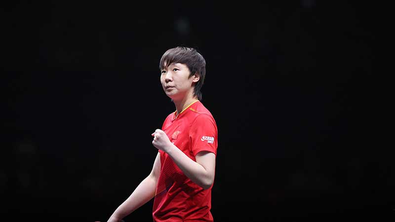 足球欧冠裁判组遭强烈质疑，争议球镜头热议不断